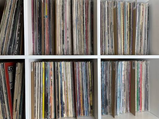platen in een kast